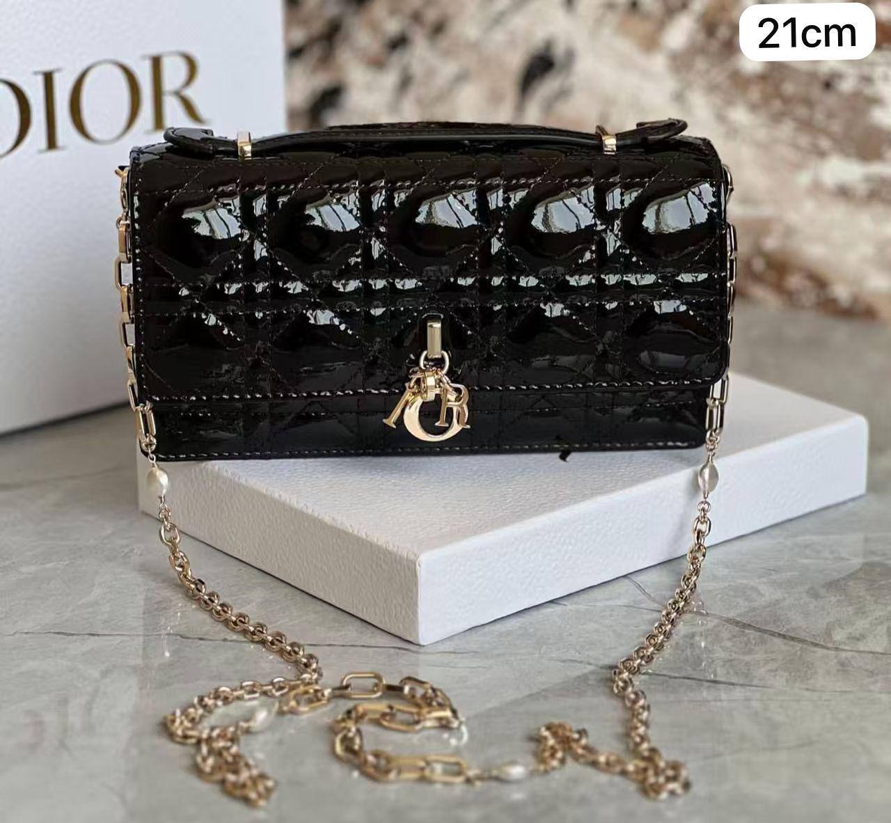 💖 Dior chanel
1⃣️ First quality +🎁
Size : 21 * 12 cm
115 dhs❣️
with box 🎁

Zain115
♥️♥️♥️