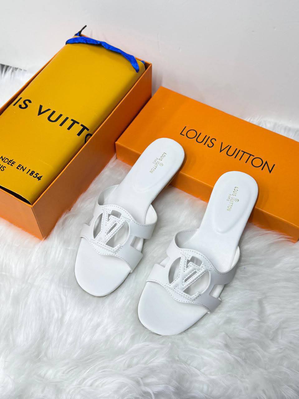 LV
💯high quality
Size 36-37-38-39-40-41
90 dhs✅

Zain86
♥️♥️♥️
