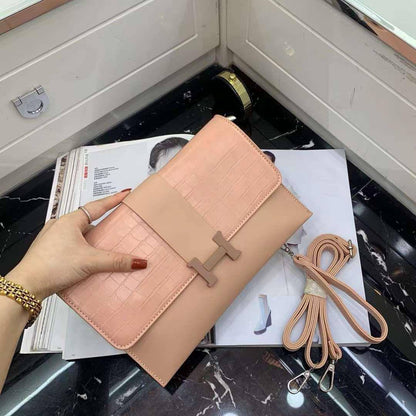 🎉  🎊 Clutch bag
Size : 26 *15 cm
45 dhs✅

Zain115
♥️♥️♥️