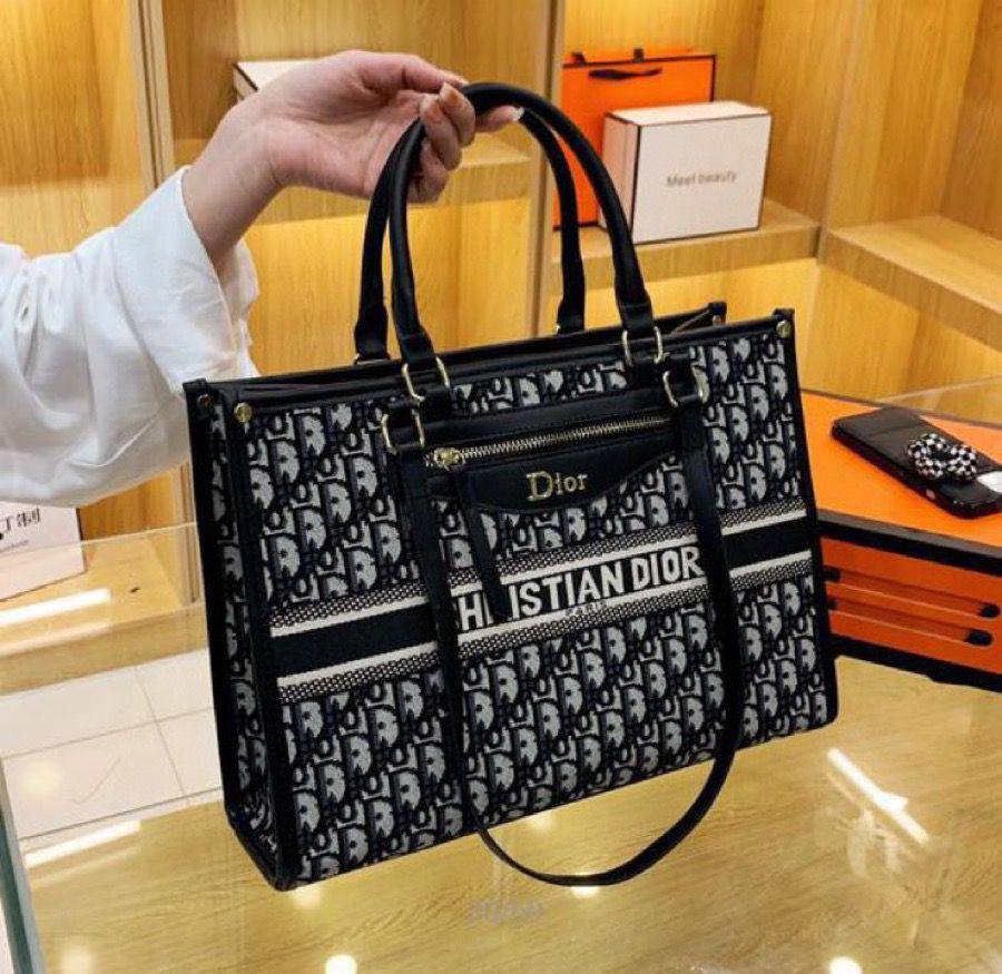 Bags
95 dhs🪙🌨️
35 cm

Zain219
♥️♥️♥️
Chanel 
Dior 
Gucci