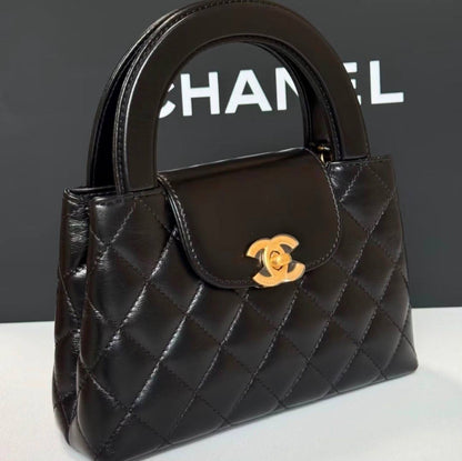 Chanel
100 dhs✅
Size：19cm
good quality with box

Zain35
♥️♥️♥️