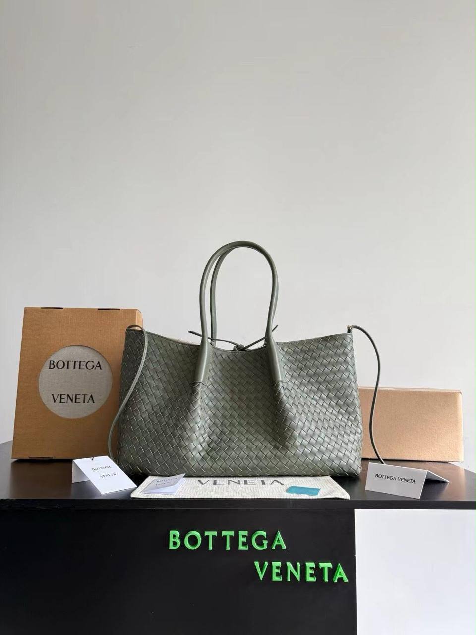 Bottega Veneta Pinacoteca tote bag 

For Price 👇 WhatsApp✅
0568585901 
0507557372
0552275751 Owner Zain 👌

Zain71
♥️♥️♥️