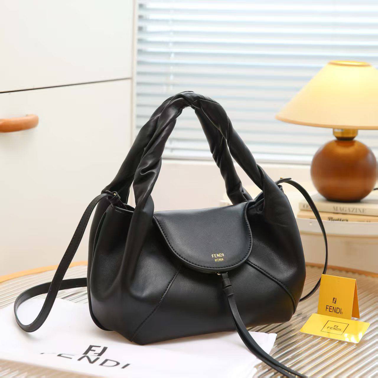 Fendi  
Best quality 
without box 
95 dhs✅
size 32CM

Zain290
♥️♥️♥️