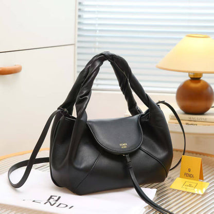 Fendi  
Best quality 
without box 
95 dhs✅
size 32CM

Zain290
♥️♥️♥️