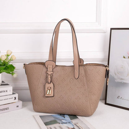 LV
Best quality with box’s 
115 dhs✅
size 40CM

Zain290
♥️♥️♥️