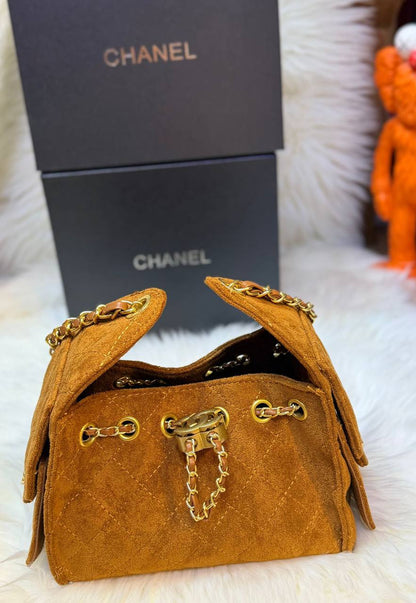 Chanel 
good quality, 
comes with box, 🎁🎁🎁
size...22 * 12 cm 
110 dhs✅
Zain12
♥️♥️♥️