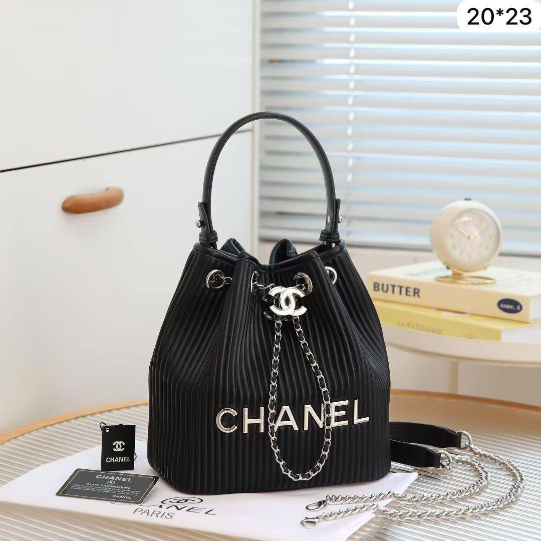 Chanel Bucket

First quality

Size : 20 * 23 cm
95 dhs🇦🇪🇦🇪🇦🇪

Zain115 
♥️♥️♥️