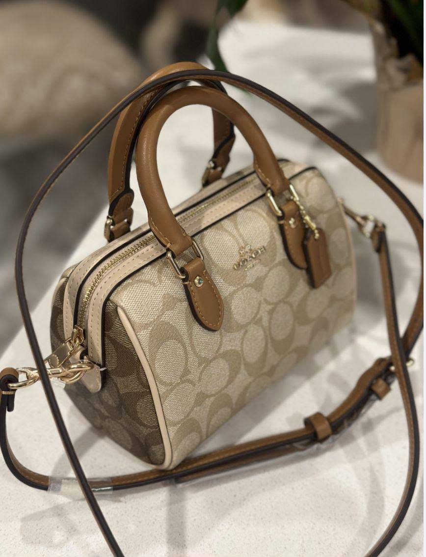 Coach
With box
Size18cm
Good quality 
100 dhs🇦🇪🇦🇪

Zain219
♥️♥️♥️