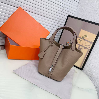 HERMES
Best quality with box
115 dhs💓
size 15CM

Zain290
♥️♥️♥️