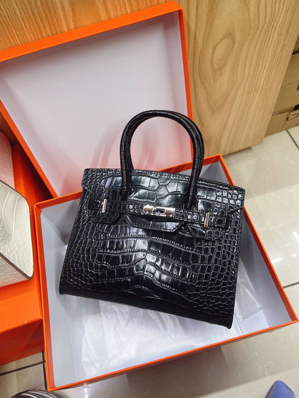 Hermes

21cm 
105 dhs🪙💕

with Box
🎁🎁🎁

Zain50
♥️♥️♥️