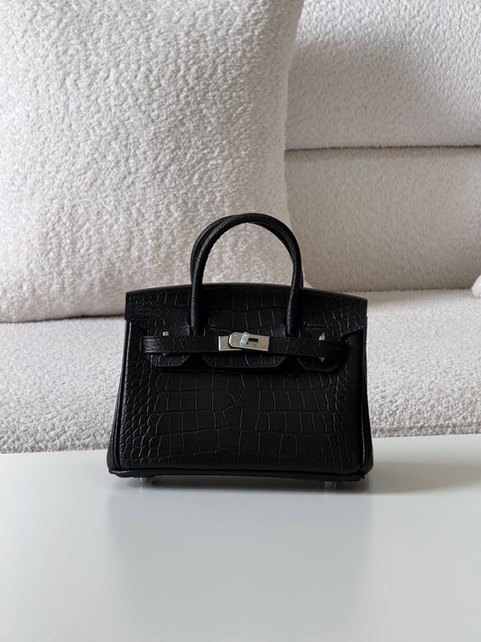 Hermes birkin croc 20cm💕master quality😍with box❤️
780 dhs🪙💕

Zain52
♥️♥️♥️