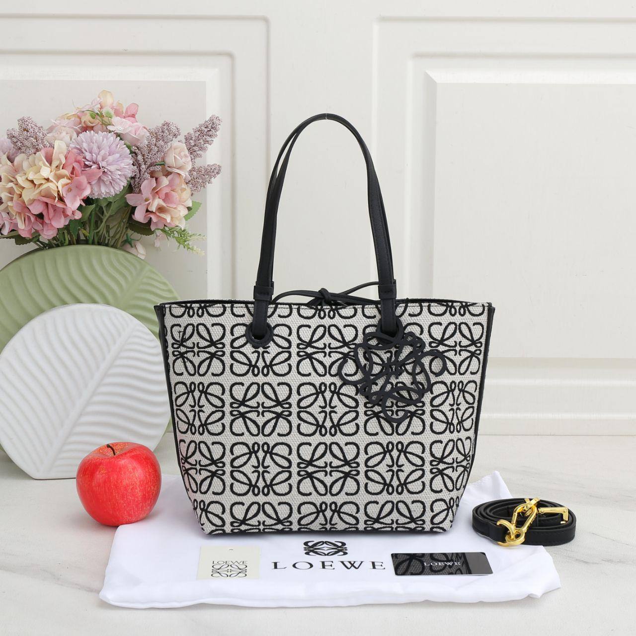 🌹 Loewe Tote
1⃣️First quality 
Size: 38 * 24.5 cm
95 dhs🇦🇪

Zain115
♥️♥️♥️