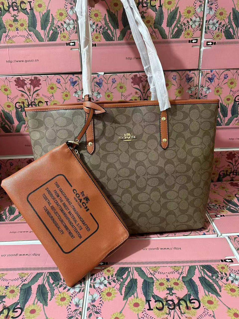 Coach 
100 dhs✅
with box
size 42×14×30cm

Zain42
♥️♥️♥️