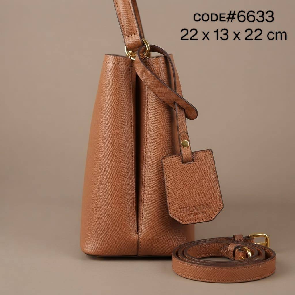 Prada ᴘᴀɴɪᴇʀ ʙᴜᴄᴋᴇᴛ ʙᴀɢ
sᴀғғɪᴀɴᴏ ʟᴇᴀᴛʜᴇʀ
ғᴇᴀᴛᴜʀɪɴɢ ᴛʀɪᴀɴɢʟᴇ ʟᴏɢᴏ ᴘʟᴀǫᴜᴇ
ɢᴏʟᴅ ʜᴀʀᴅᴡᴀʀᴇ
ᴡɪᴛʜ ʟᴏɴɢ ʙᴇʟᴛ sᴛʀᴀᴘ
sɪᴢᴇ: 22 cm

75 dhs✅

Zain31
♥️♥️♥️