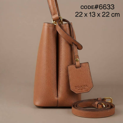Prada ᴘᴀɴɪᴇʀ ʙᴜᴄᴋᴇᴛ ʙᴀɢ
sᴀғғɪᴀɴᴏ ʟᴇᴀᴛʜᴇʀ
ғᴇᴀᴛᴜʀɪɴɢ ᴛʀɪᴀɴɢʟᴇ ʟᴏɢᴏ ᴘʟᴀǫᴜᴇ
ɢᴏʟᴅ ʜᴀʀᴅᴡᴀʀᴇ
ᴡɪᴛʜ ʟᴏɴɢ ʙᴇʟᴛ sᴛʀᴀᴘ
sɪᴢᴇ: 22 cm

75 dhs✅

Zain31
♥️♥️♥️