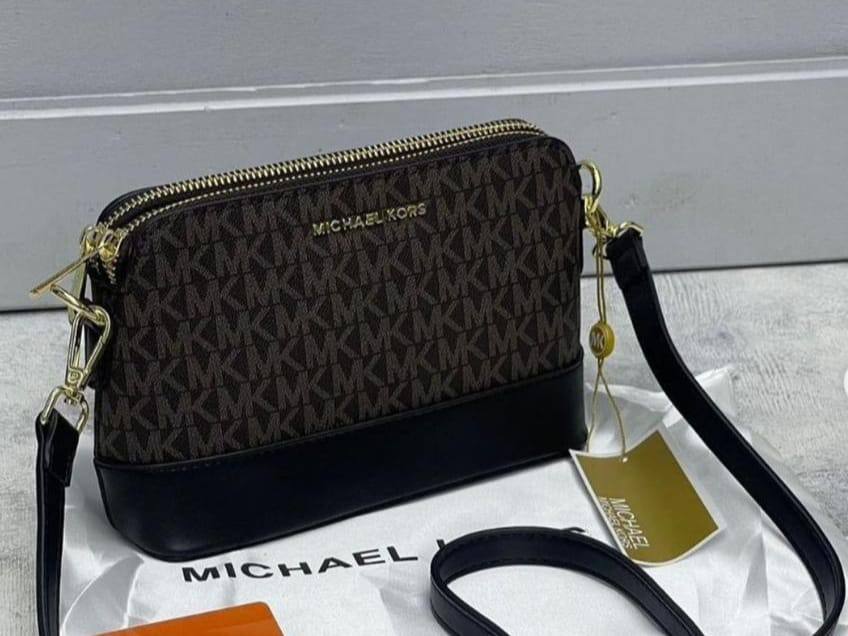 Chanel

90 dhs🇦🇪🇦🇪

with box

size  20cm
Zain26
♥️♥️♥️