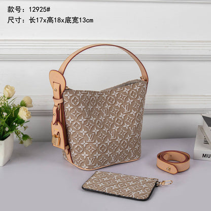 LV
best quality 

with box

115 dhs🇦🇪🇦🇪🇦🇪

size17CM

Zain290
♥️♥️♥️