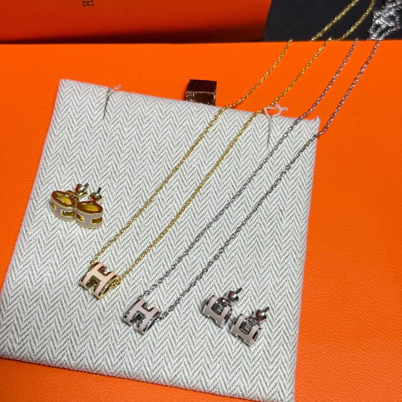 Hermes ❤️‍🔥*
Necklace 🐦‍🔥
Earring🦋
Master quality 💯
With normal boxes 🗃️ 
95 dhs🪙🌨️
With master box 📦 
115 dhs🪙🌨️

Zain216
♥️♥️♥️