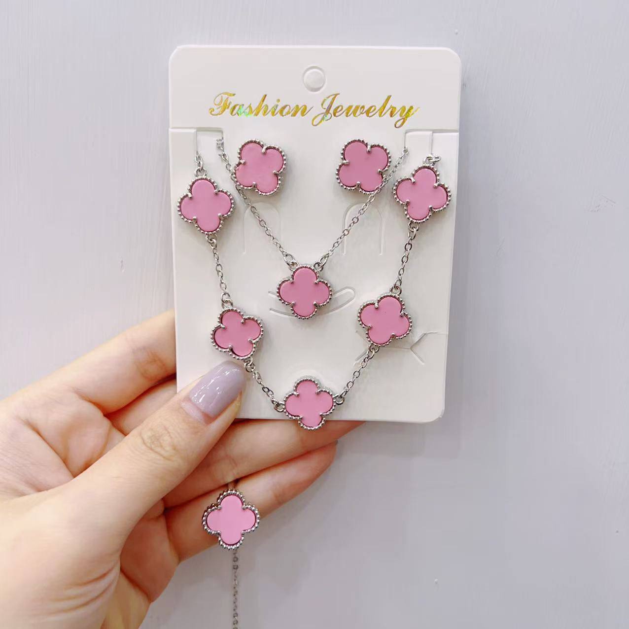 VCA SET ❤️‍🔥*
Necklace ✨
Earring 🍁
Bracelet 🦋
Ring free size 💍
Master quality 💯
With normal boxes 📦 
50 dhs❣️
With master box 🗃️ 
75 dhs❣️

Zain216
♥️♥️♥️