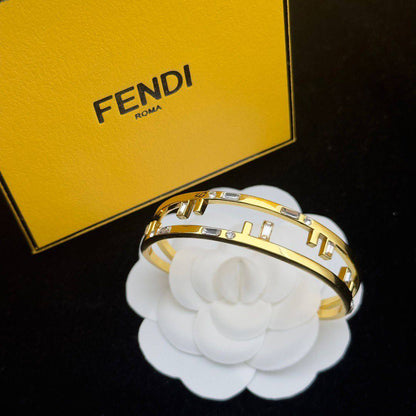 FENDI BANGLE
MASTER💫✨
60 dhs🇦🇪🇦🇪

WITH BOX AND PAPER BAG🛍️🎁

Zain89
♥️♥️♥️