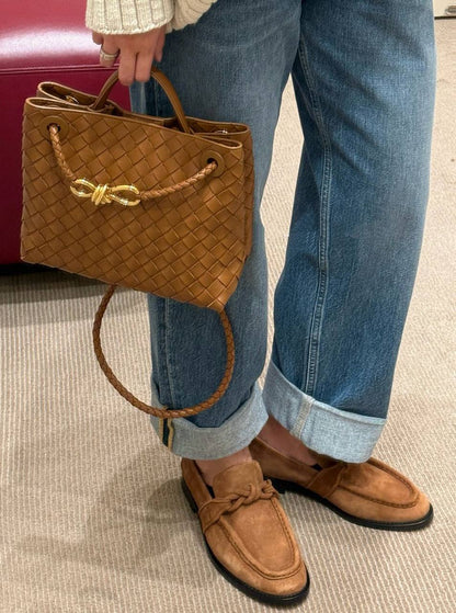 BOTTEGA 
GOOD QUALITY WITH BOX 
115 dhs✅
Size: 25cm

Zain295
♥️♥️♥️