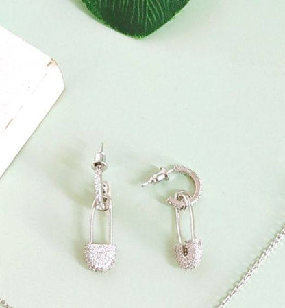 APM Set* 🦋
Necklace 
Earrings 
Master Quality 💎

*80* AED normal box 📦

Zain48
♥️♥️♥️