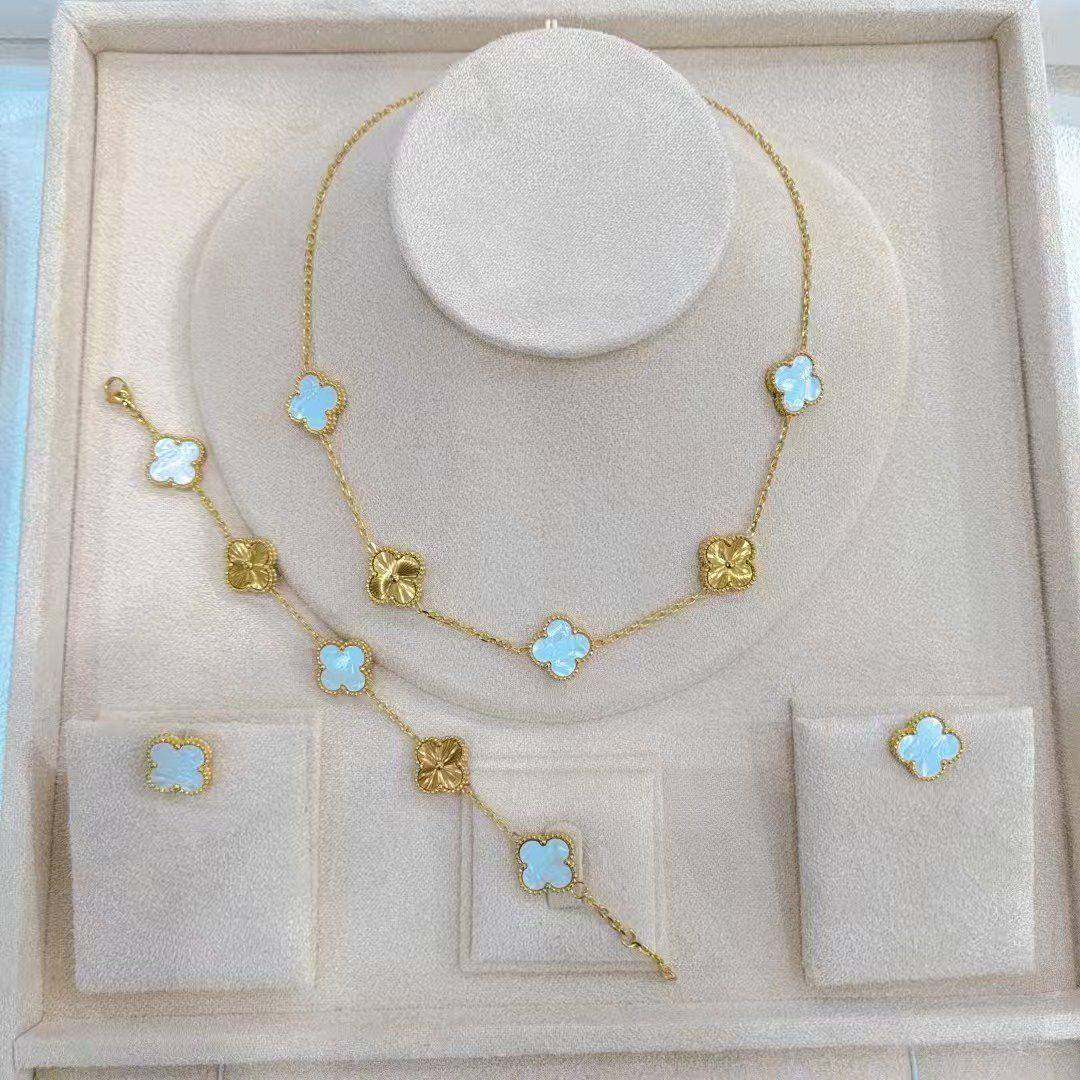 VCA SET❤️‍🔥*
Stainless steel 💯
Non tarnish ✅
Necklace 🐦‍🔥
Earring🌸
Bracelet ✨
Ring 💍 
With normal boxes 📦 
50 dhs🌺
With master box 🗃️ 
75 dhs🌺

Zain216
♥️♥️