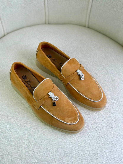 Loro Piana
Super *AAA* *+* Quality 💯 
With original packing🎁🎁
SIZE:36and41
Available now
450 dhs✅

Zain309
♥️♥️♥️