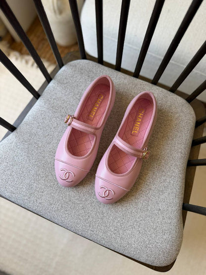 Chanel
𝑨𝑨𝑨 𝑸𝒖𝒂𝒍𝒊𝒕𝒚
𝑺𝒊𝒛𝒆 𝟑6 𝒕𝒐 𝟒2 
450 dhs✅

Zain81
♥️♥️♥️