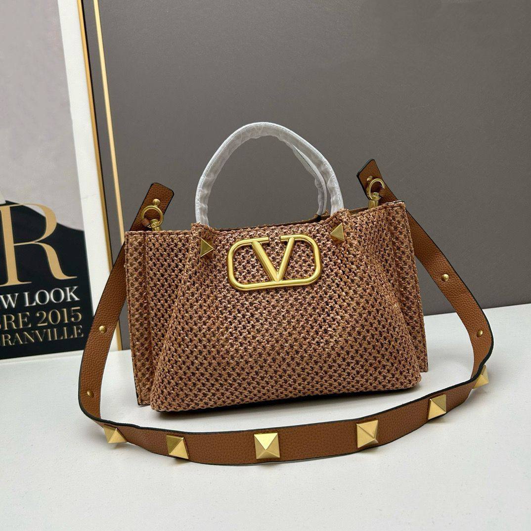 VALENTINO 

NEW CAME 

SMALL SIZE 

GOOD QUALITY 

100 dhs🌺

Zain39
♥️♥️♥️