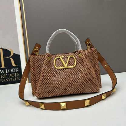 VALENTINO 

NEW CAME 

SMALL SIZE 

GOOD QUALITY 

100 dhs🌺

Zain39
♥️♥️♥️