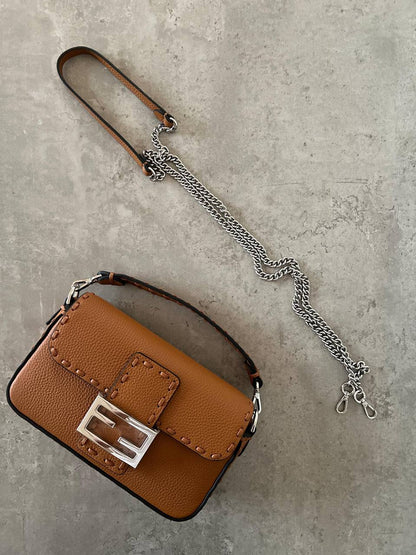 FENDI
𝐁𝐀𝐆𝐔𝐄𝐓𝐓𝐄 𝐌𝐈𝐍𝐈 𝐒𝐈𝐙𝐄 𝟏𝟗𝐜𝐦 𝐒𝐔𝐏𝐄𝐑 𝐌𝐀𝐒𝐓𝐄𝐑 𝐐𝐔𝐀𝐋𝐈𝐓𝐘 
900 dhs💓

ETAG4
♥️♥️♥️