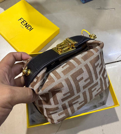 Fendi

90 dhs✅

high quality

 With box
🎁🎁🎁

Zain26
♥️♥️♥️