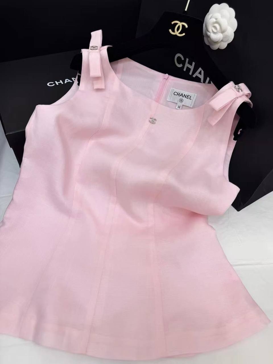 CHANEL
Women’s Linen Tshirt 
Master Quality 
SML
250 dhs✅

Zain276
♥️♥️♥️