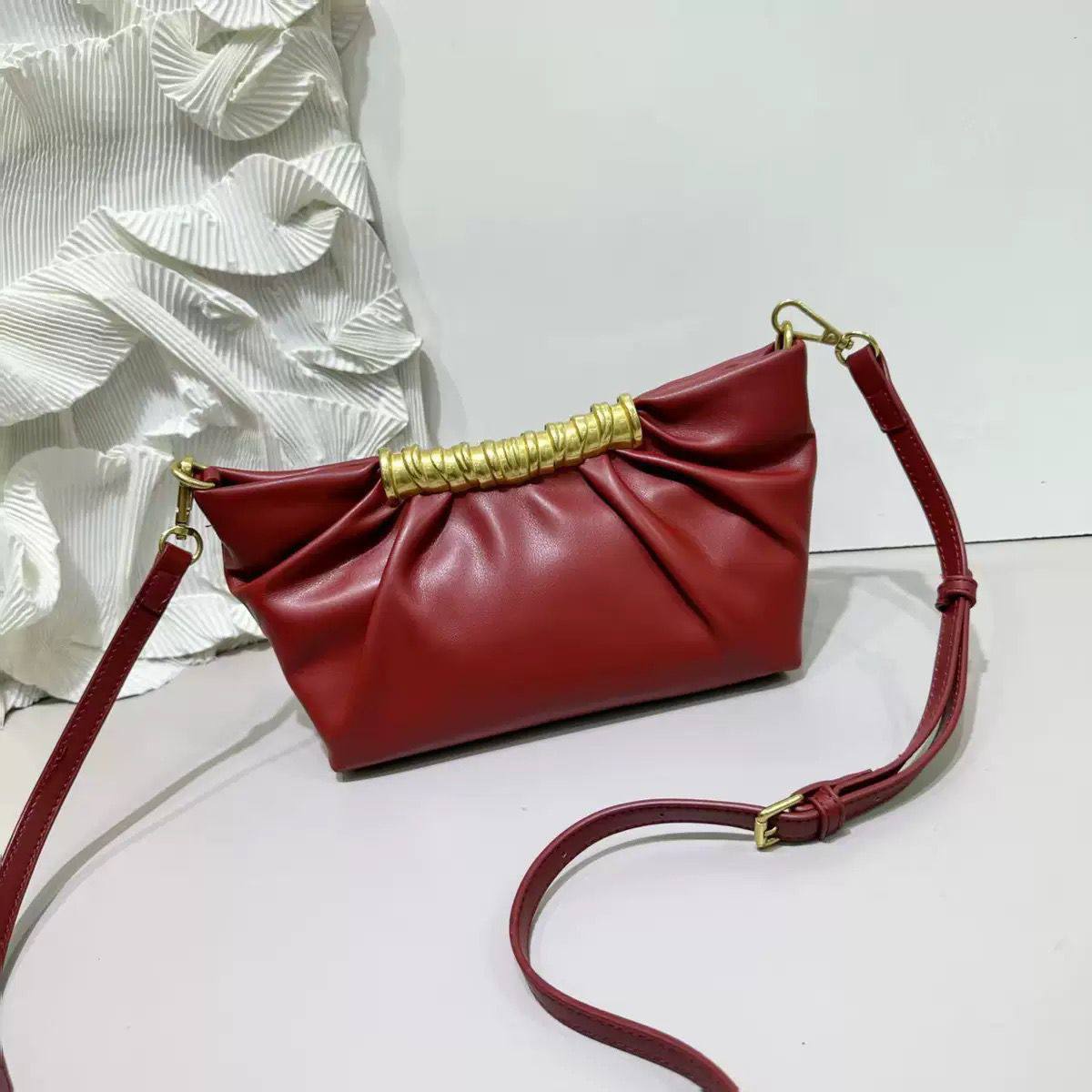 BOTTEGA 

GOOD QUALITY 

WITH BOX 
🎁🎁🎁

90 dhs✅

Zain39
♥️♥️♥️