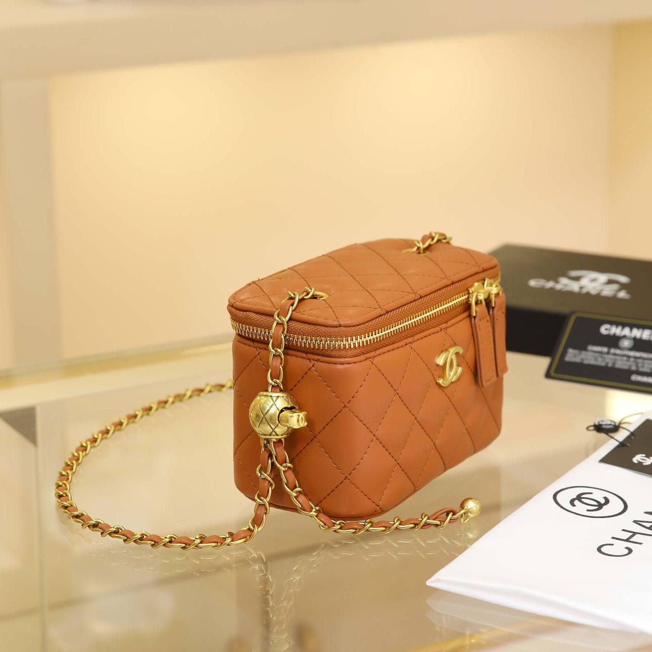Chanel
❤️
100 dhs✅ 
Good  quality
Size：17cm

With  box
🎁🎁🎁

Zain74
♥️♥️♥️