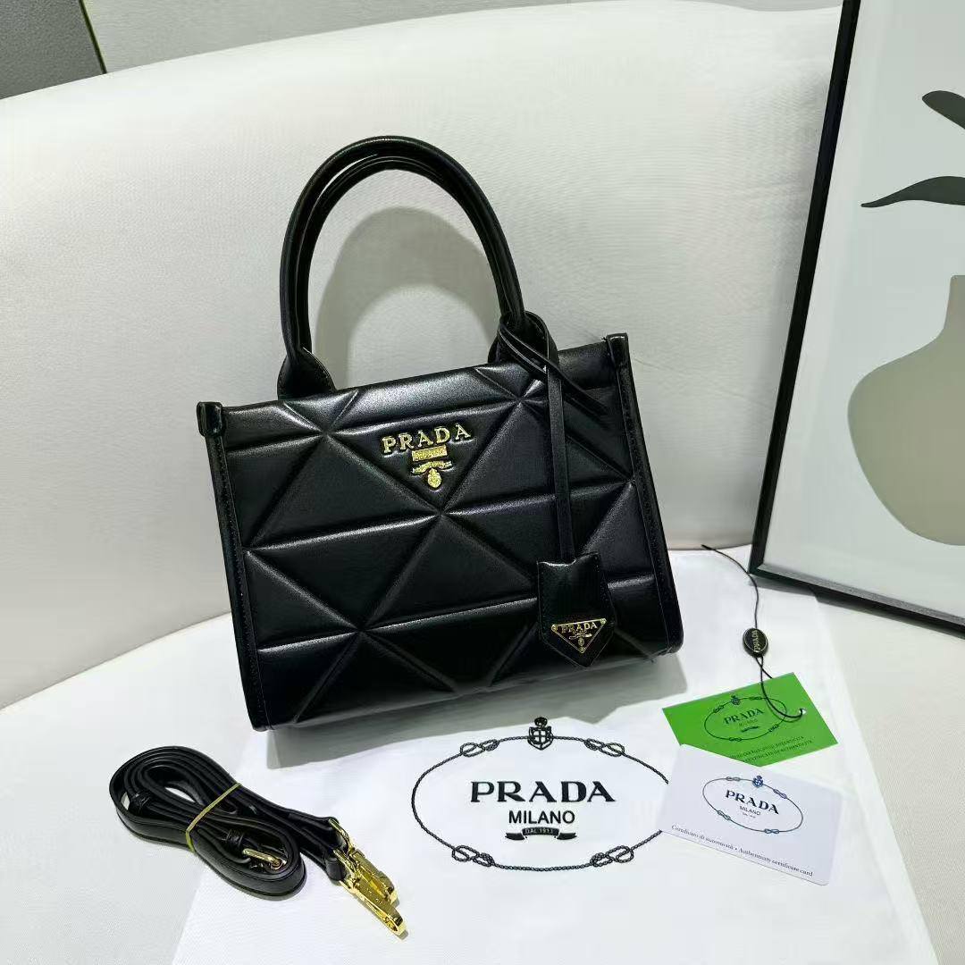 Prada
95 dhs✅
high quality
24cm

Zain26
♥️♥️♥️