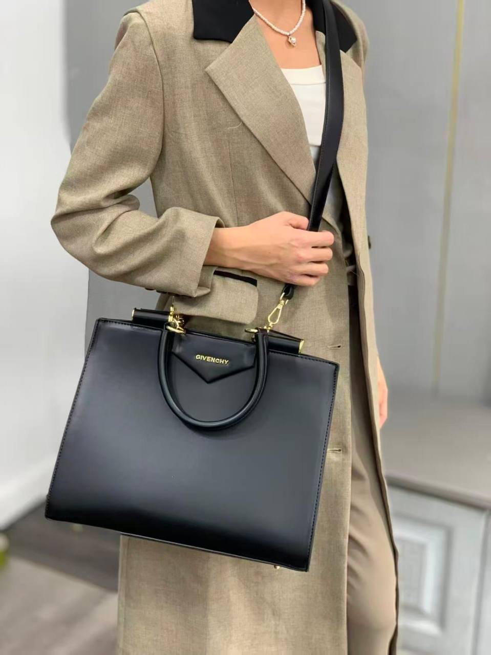 Givenchy
Givenchy size 35 cm 
Good quality 
120 dhs✅

Zain278
♥️♥️♥️