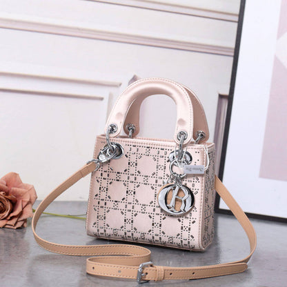 Dior
Best quality

Withbox
🎁🎁🎁

120 dhs🌺
size 18cm

Zain158
♥️♥️♥️