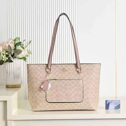 Coach 
85 dhs✅
size 43×10×26cm

Zain42
♥️♥️♥️