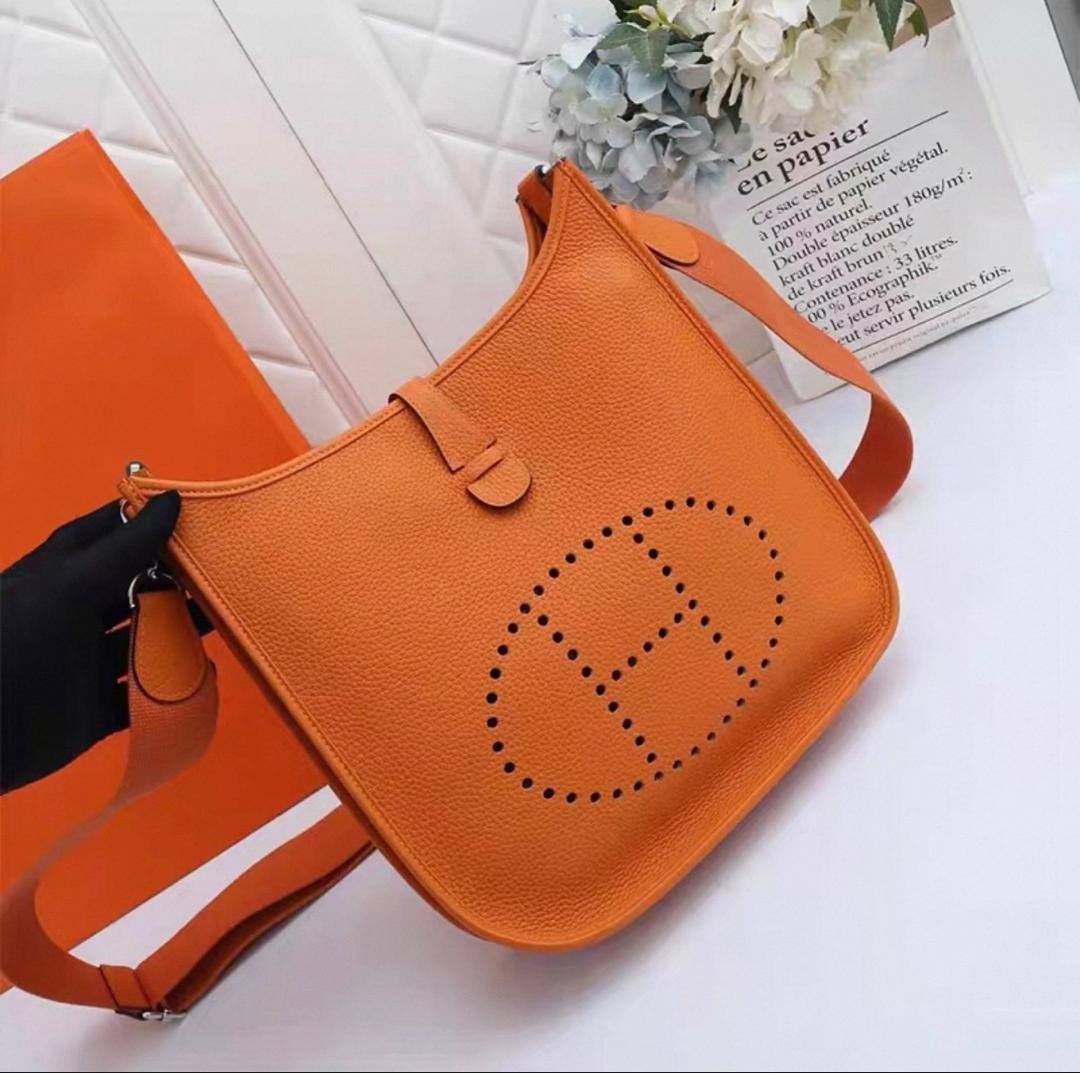 Hermes

90 dhs✅

with box
🎁🎁🎁

size 23cm

Zain26
♥️♥️♥️
