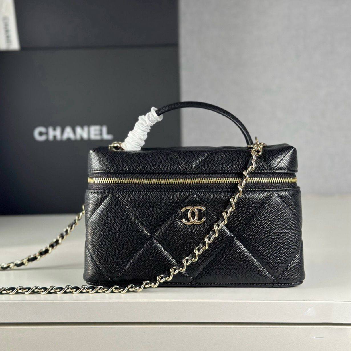 Chanel
110 dhs✅

SIZE：22cm

GOOD-quality 

with box
🎁🎁🎁

Zain35
♥️♥️♥️