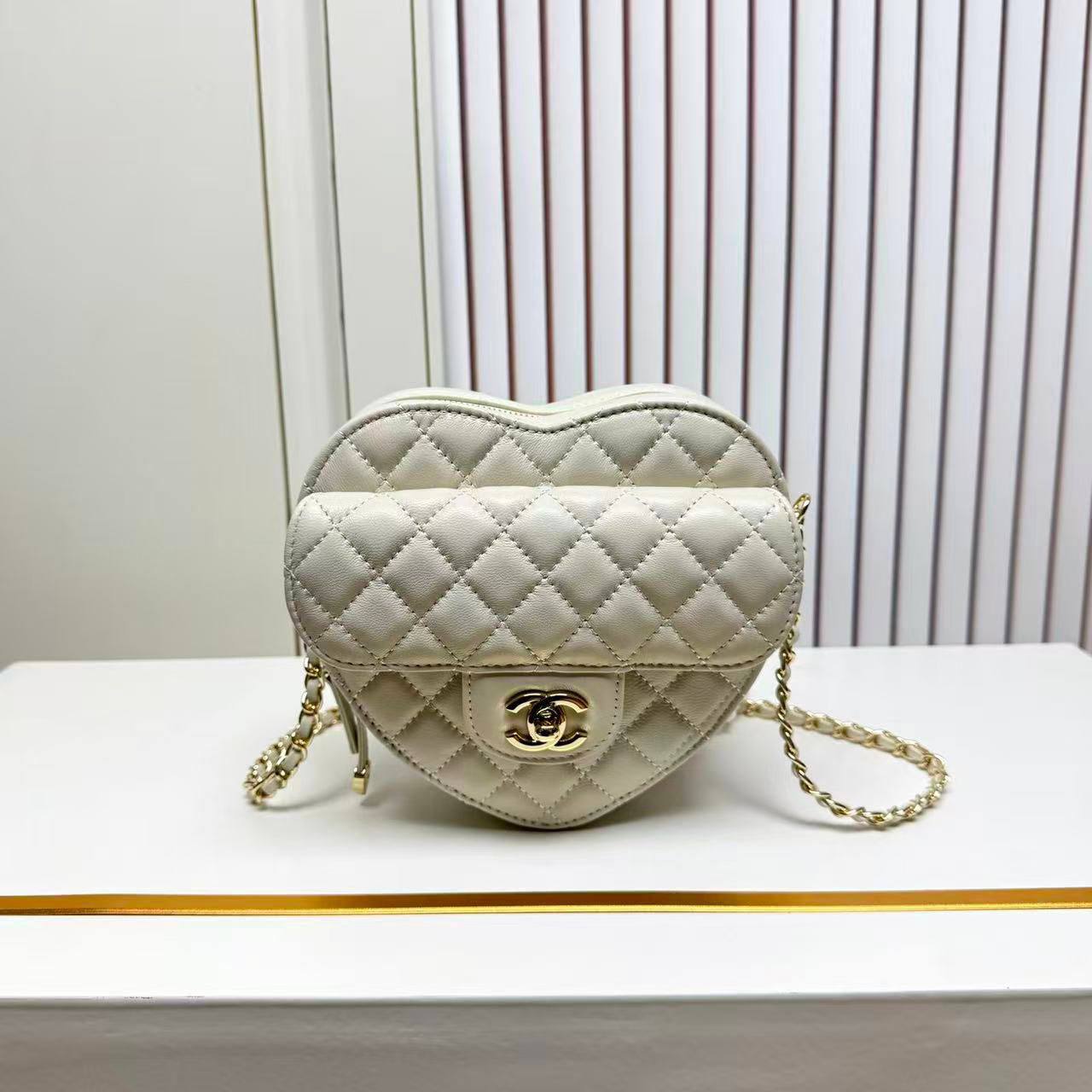 Chanel 
Master
With. Box
🎁🎁🎁
320 dhs🪙🌨️

Zain131
♥️♥️♥️
