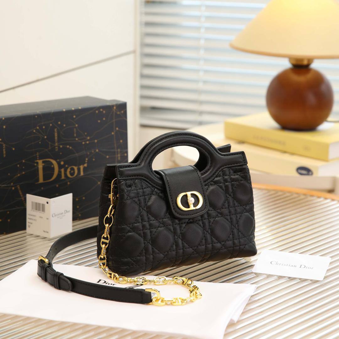 Dior

95 dhs✅

high quality 

With box
🎁🎁🎁

Zain26
♥️♥️♥️