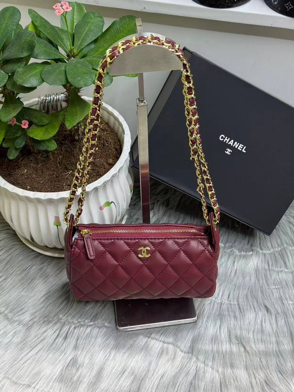 CHANEL
SIZE  ……… 20CM 
85 dhs✅
with BOX 🌷🌷🌷

Zain244
♥️♥️♥️