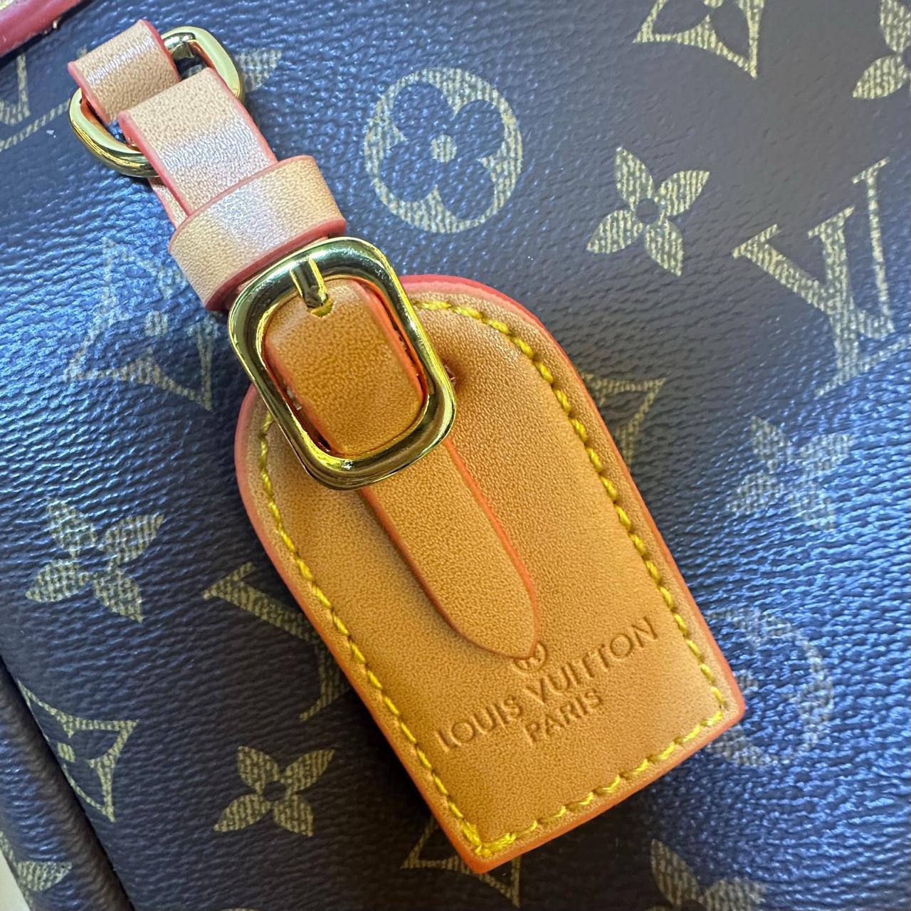 LV
GOOD QUALITY 
WITH BOX 
100 dhs💓

Zain17
♥️♥️♥️