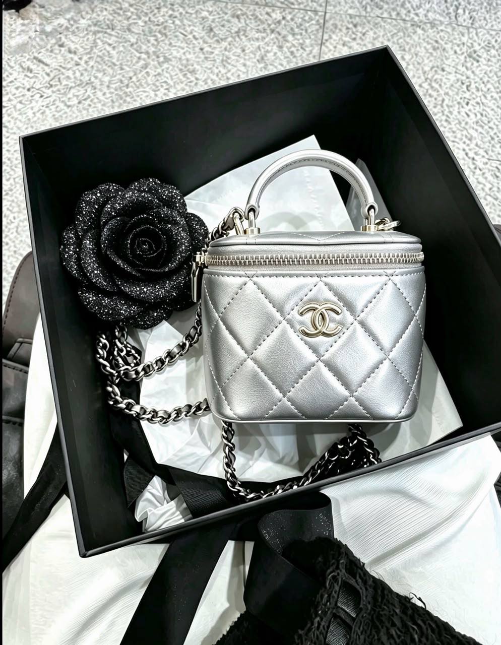 Chanel

100 dhs🇦🇪🇦🇪

SIZE：small

Good-quality 
with box

Zain35 
♥️♥️♥️