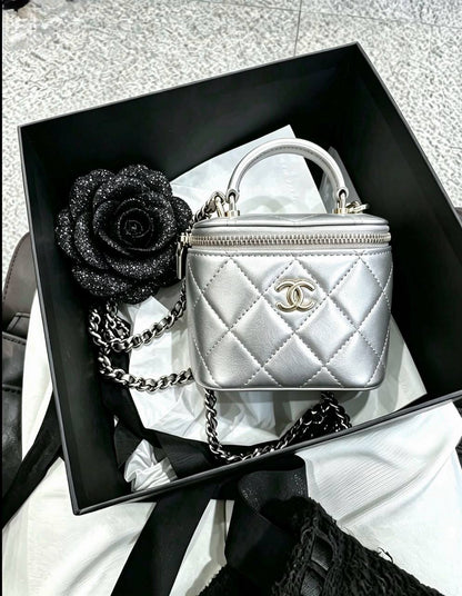 Chanel

100 dhs🇦🇪🇦🇪

SIZE：small

Good-quality 
with box

Zain35 
♥️♥️♥️