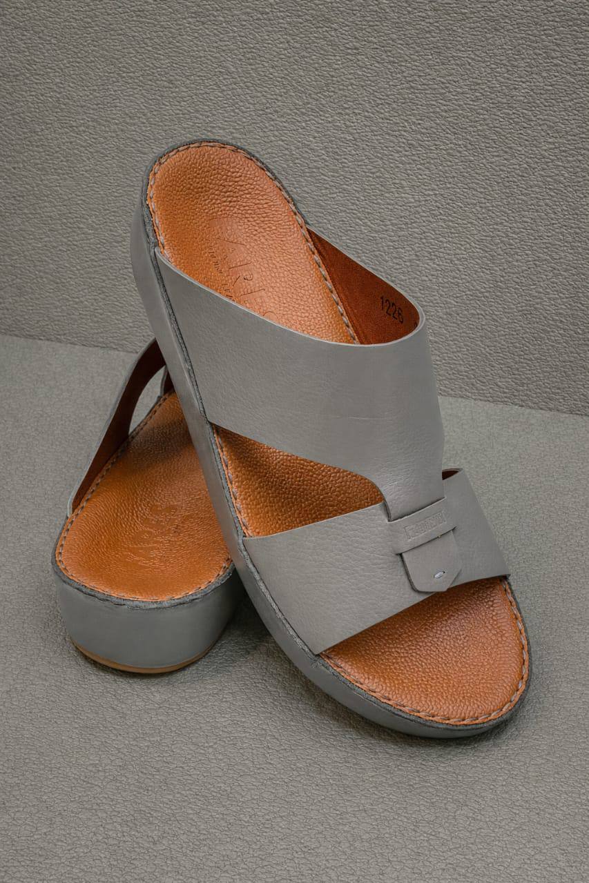 Orginal Slipper 
230 dhs🪙🌨️ 
Size (40/41/42/43/44/45/46)

Zain78
♥️♥️♥️