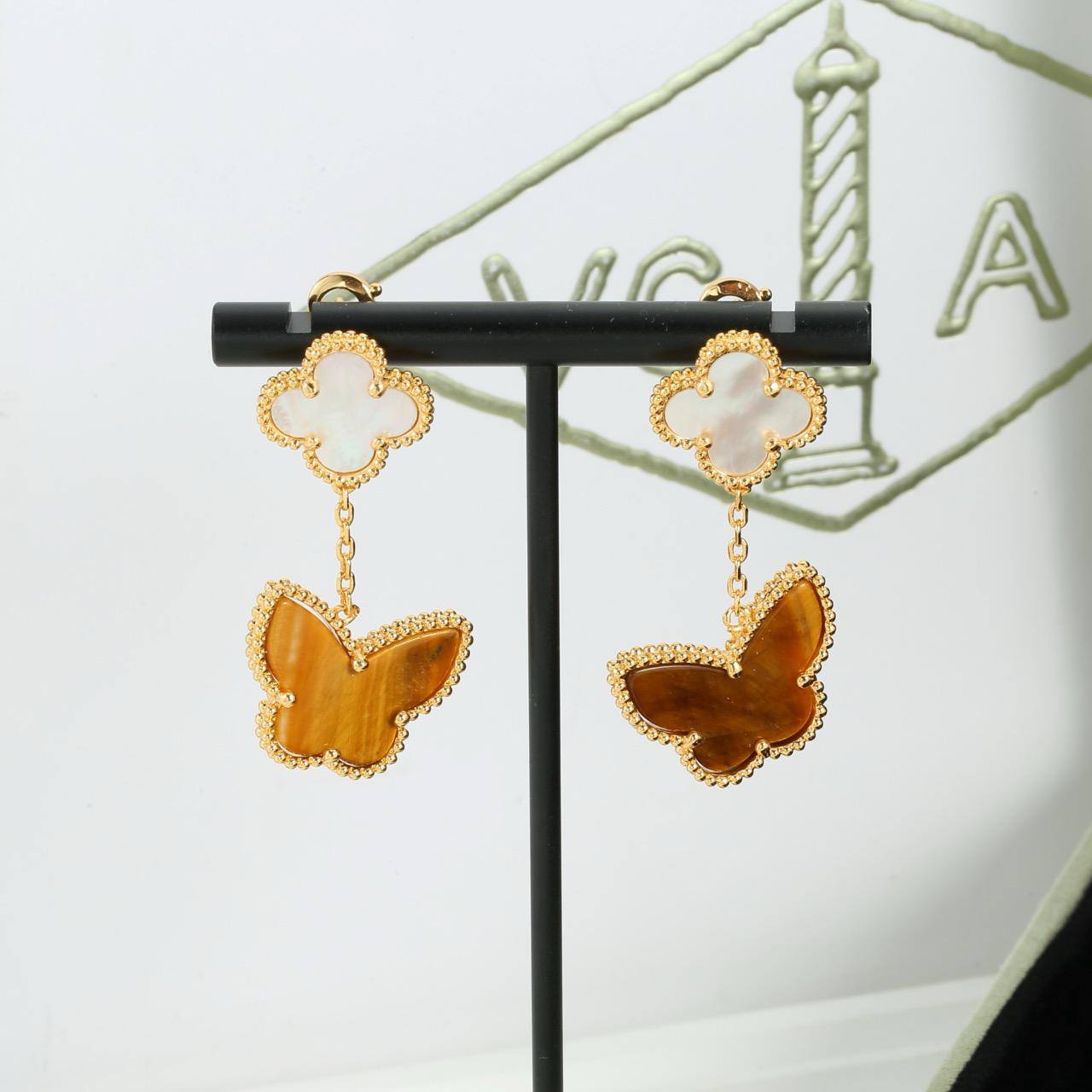 VCA Set ☘️
Necklace 
Earrings 
Bracelet 
*Master Quality 💕*

*210 dhs🪙🌨️* AED normal box 📦 
*270 dhs🪙🌨️* AED original box 🗃️

Zain48
♥️♥️♥️